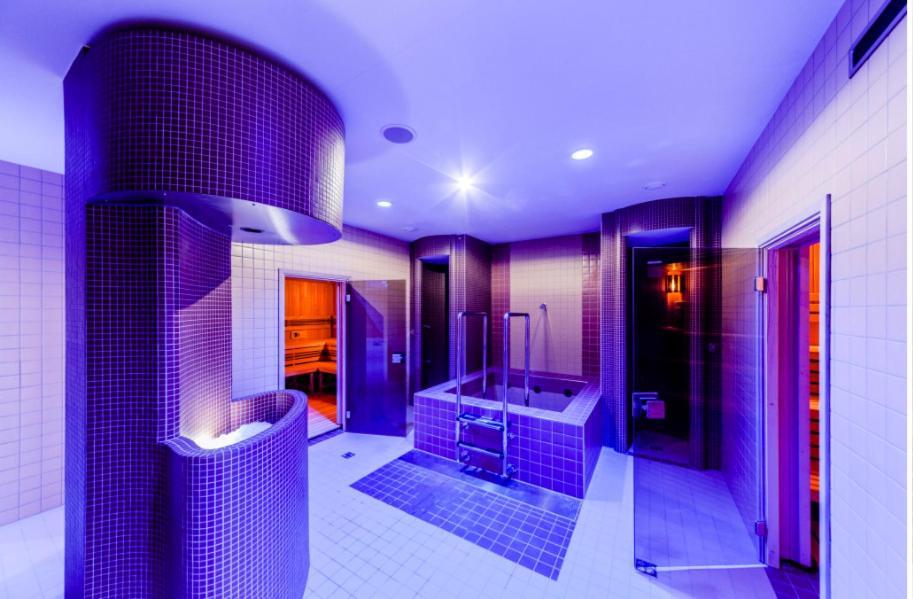 Live-inn 2 Bdr Family For 1-8 Guests, 20 Mins To Center, Lift, Gym, Reception, Parking, Roof Terrace, Game & Party * Praga