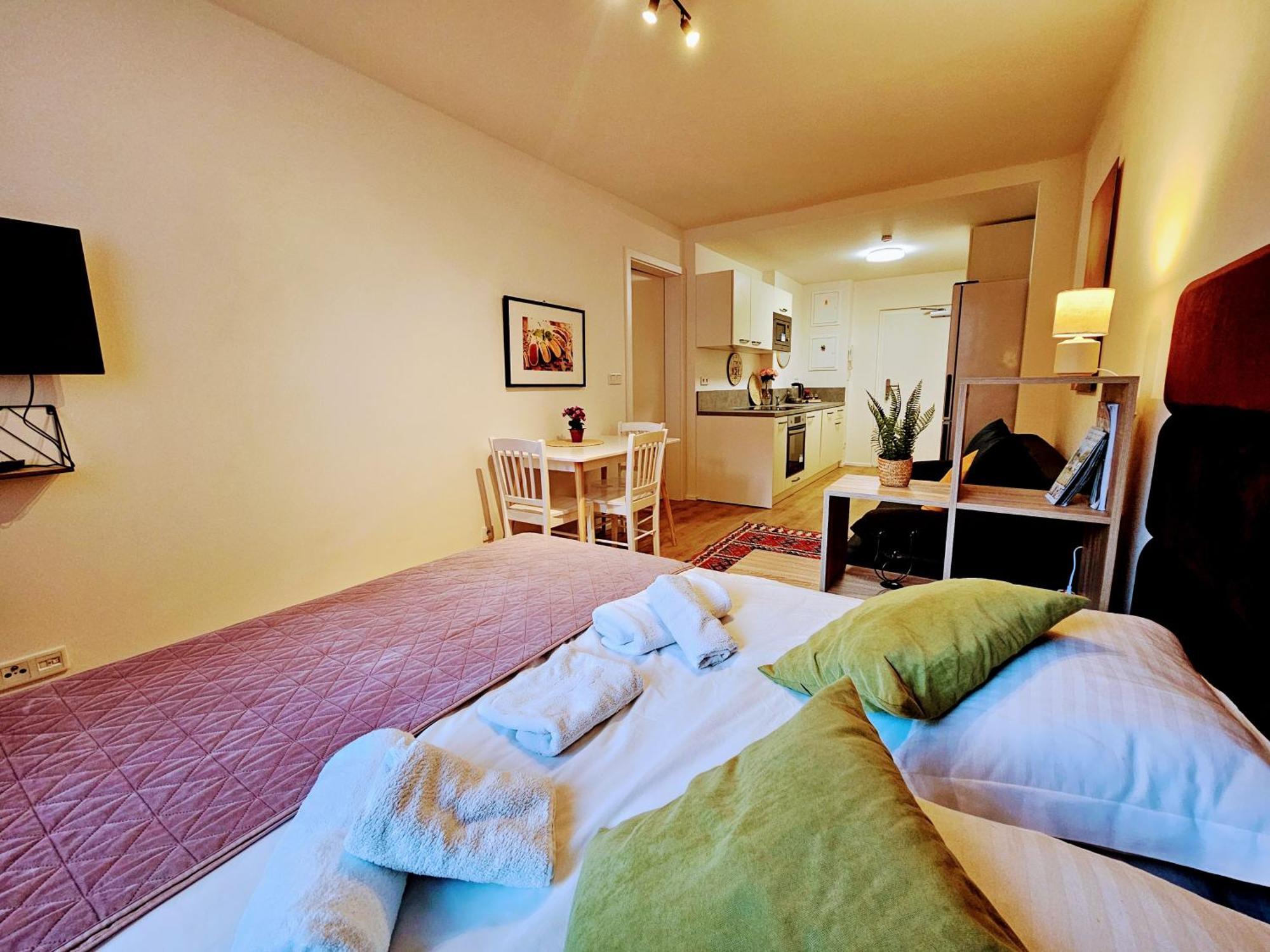Live-inn 2 Bdr Family For 1-8 Guests, 20 Mins To Center, Lift, Gym, Reception, Parking, Roof Terrace, Game & Party Appartamento *