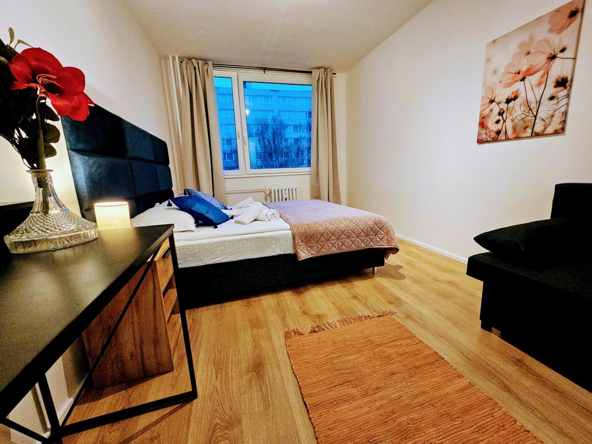 Live-inn 2 Bdr Family For 1-8 Guests, 20 Mins To Center, Lift, Gym, Reception, Parking, Roof Terrace, Game & Party Appartamento Praga
