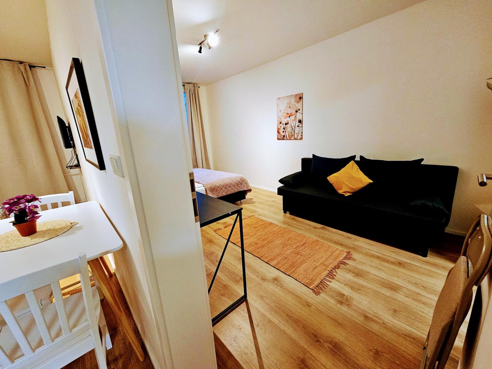 Live-inn 2 Bdr Family For 1-8 Guests, 20 Mins To Center, Lift, Gym, Reception, Parking, Roof Terrace, Game & Party *