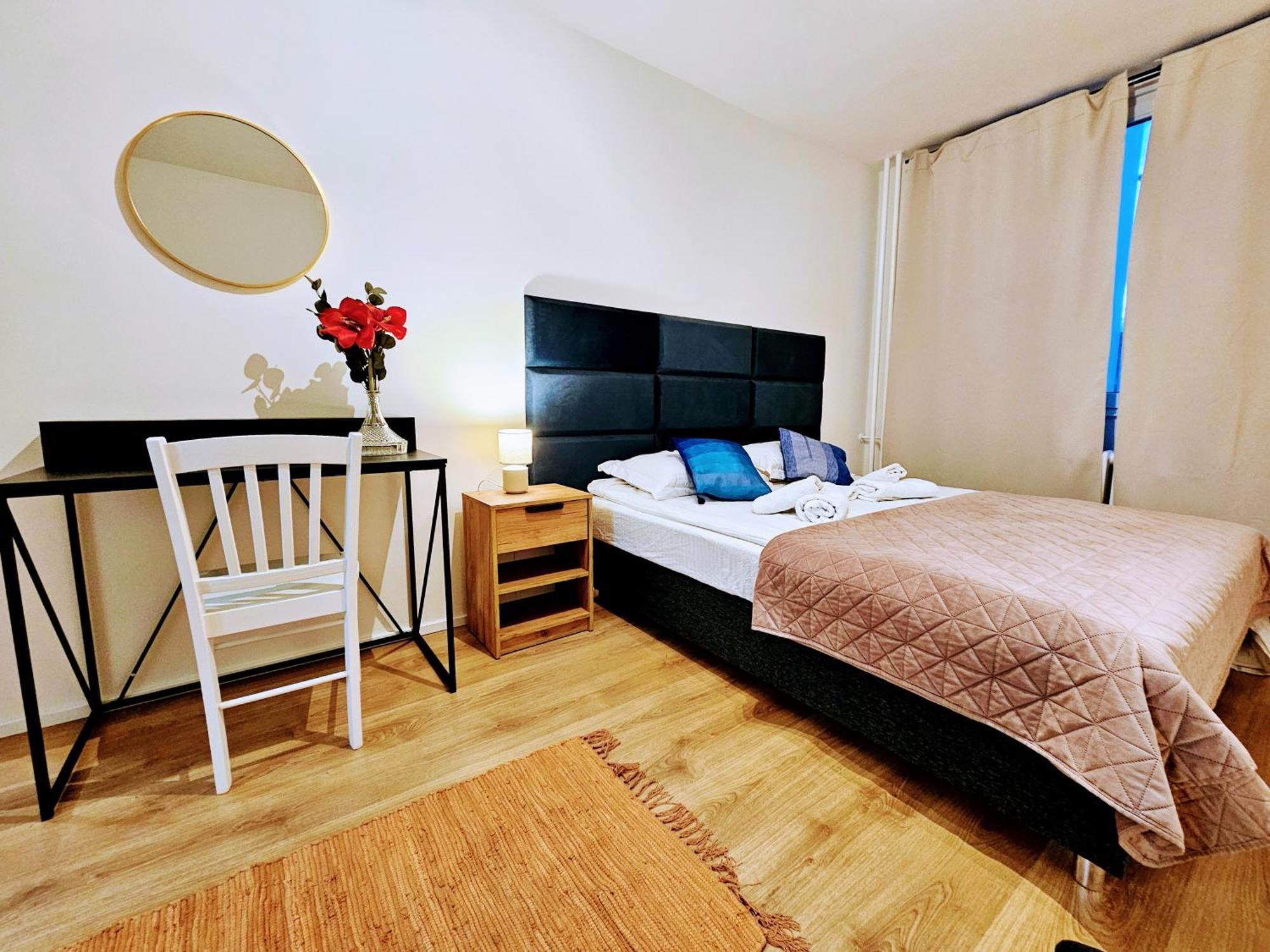 Live-inn 2 Bdr Family For 1-8 Guests, 20 Mins To Center, Lift, Gym, Reception, Parking, Roof Terrace, Game & Party Praga