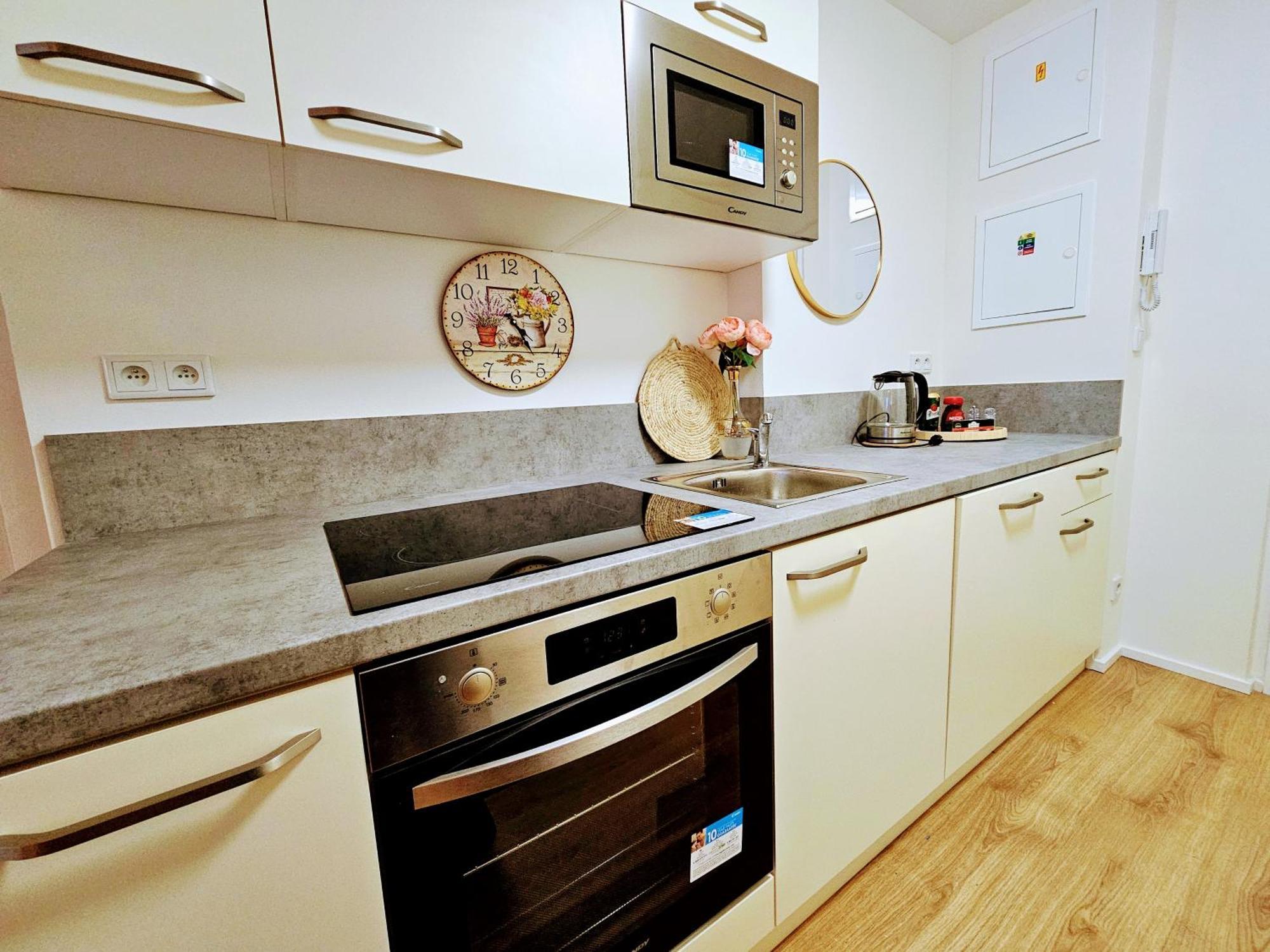 Live-inn 2 Bdr Family For 1-8 Guests, 20 Mins To Center, Lift, Gym, Reception, Parking, Roof Terrace, Game & Party Apartament *
