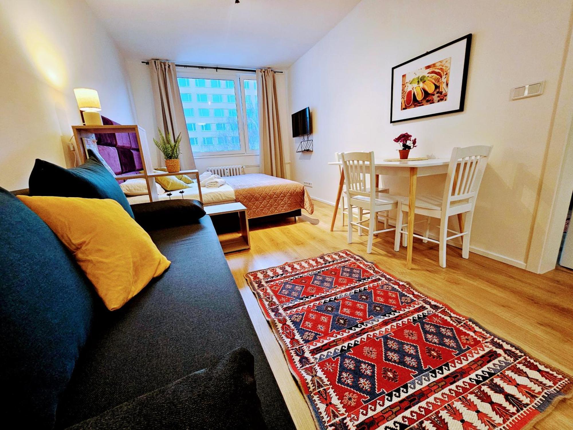 Live-inn 2 Bdr Family For 1-8 Guests, 20 Mins To Center, Lift, Gym, Reception, Parking, Roof Terrace, Game & Party * Praga