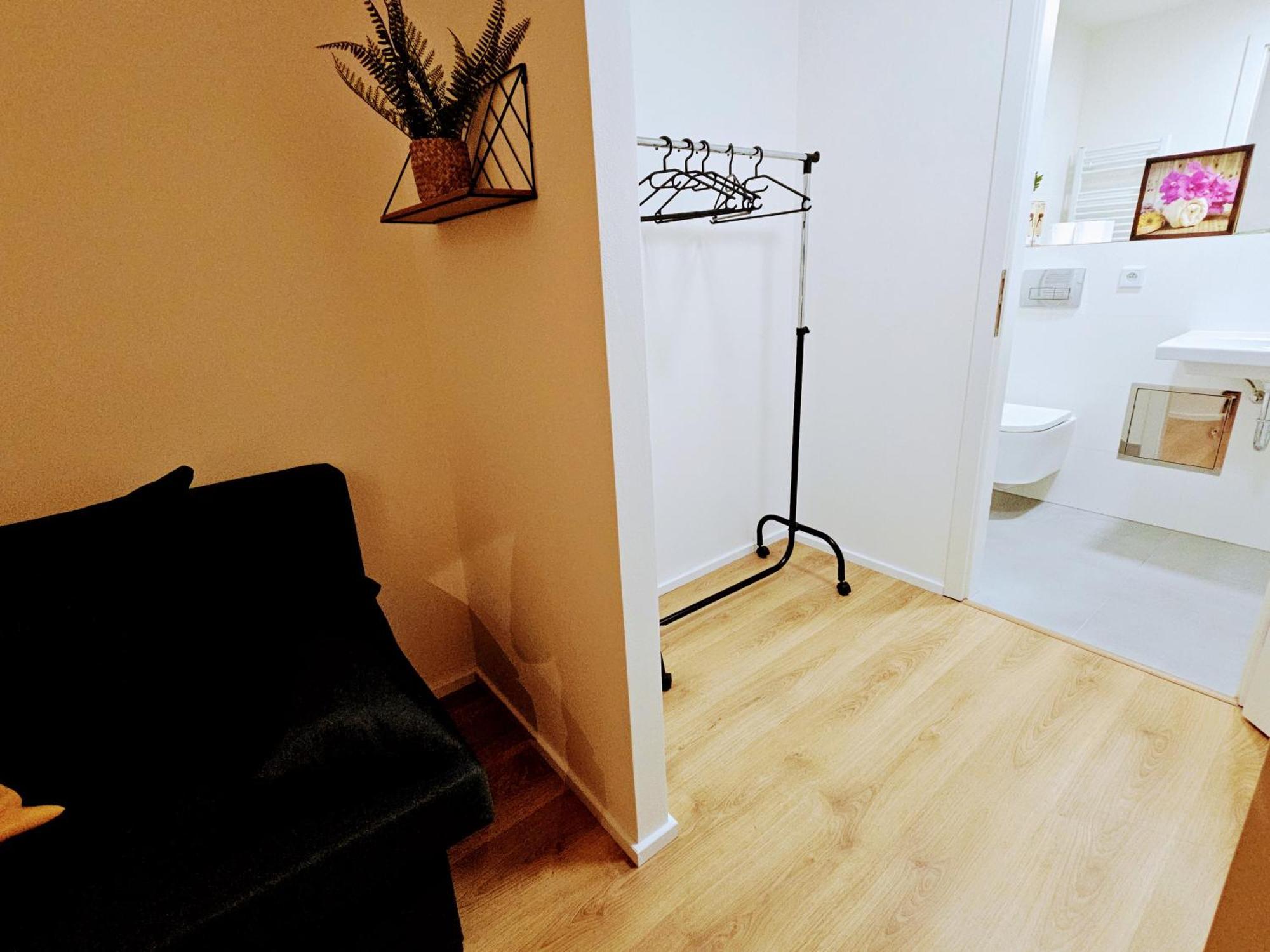 Live-inn 2 Bdr Family For 1-8 Guests, 20 Mins To Center, Lift, Gym, Reception, Parking, Roof Terrace, Game & Party Praga