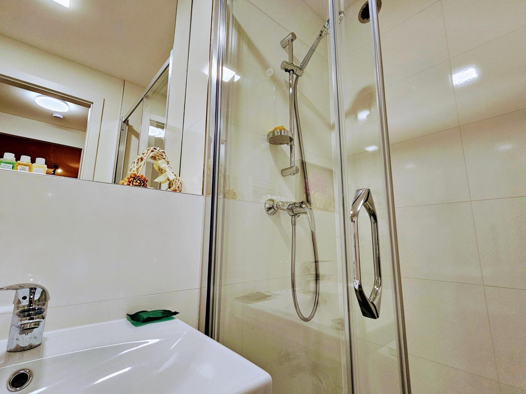 Live-inn 2 Bdr Family For 1-8 Guests, 20 Mins To Center, Lift, Gym, Reception, Parking, Roof Terrace, Game & Party * Praga