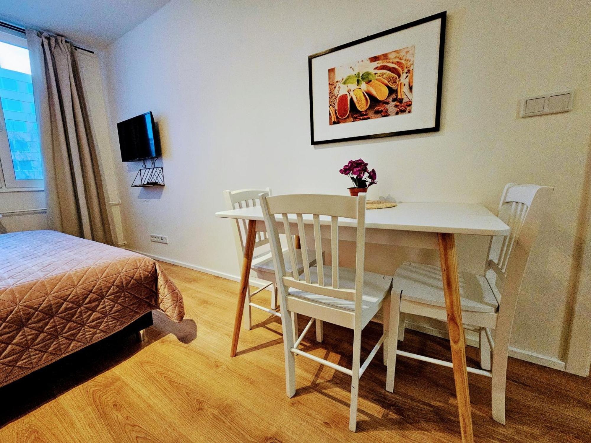 Live-inn 2 Bdr Family For 1-8 Guests, 20 Mins To Center, Lift, Gym, Reception, Parking, Roof Terrace, Game & Party Appartamento