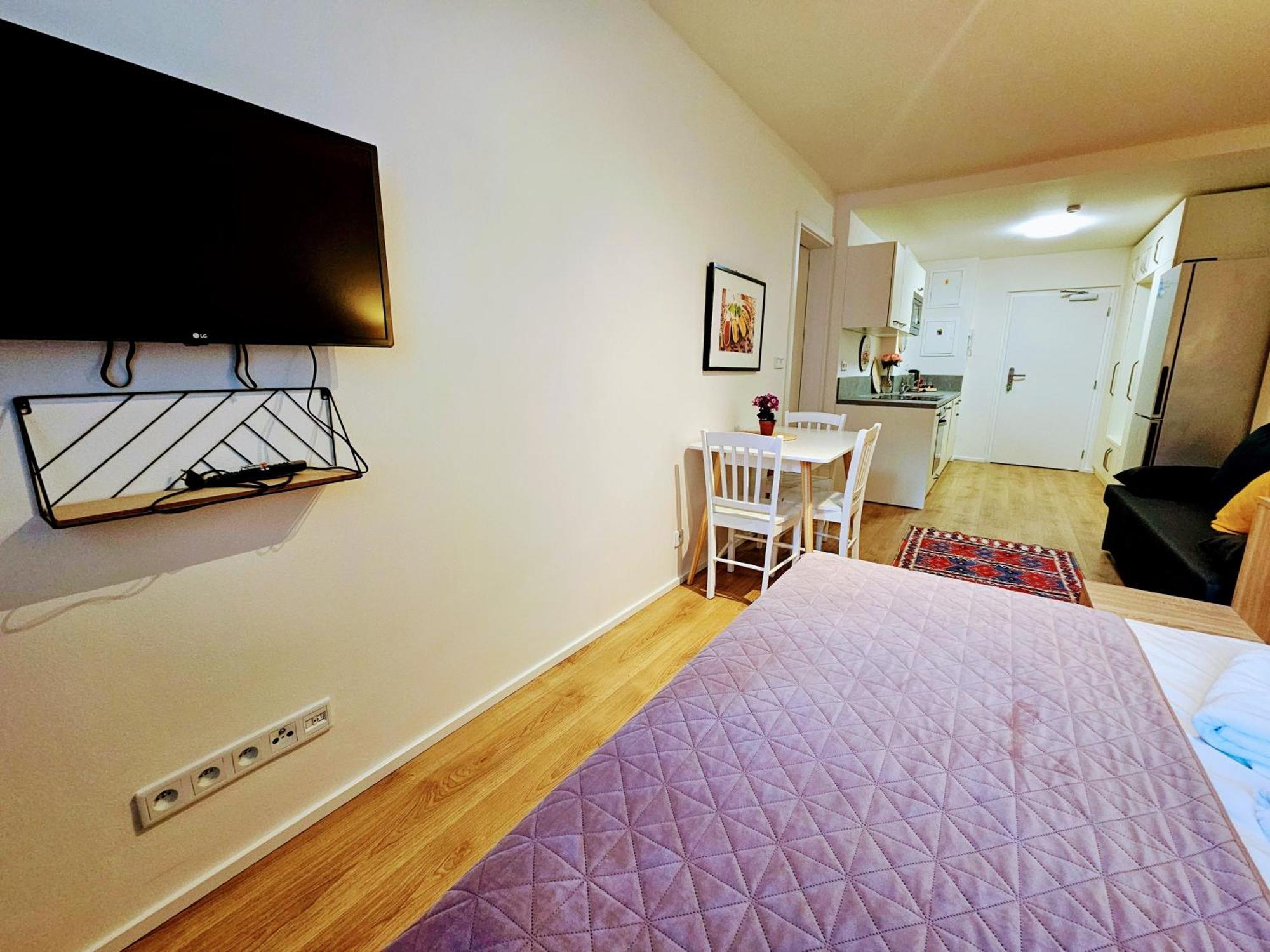 Live-inn 2 Bdr Family For 1-8 Guests, 20 Mins To Center, Lift, Gym, Reception, Parking, Roof Terrace, Game & Party Appartamento Praga
