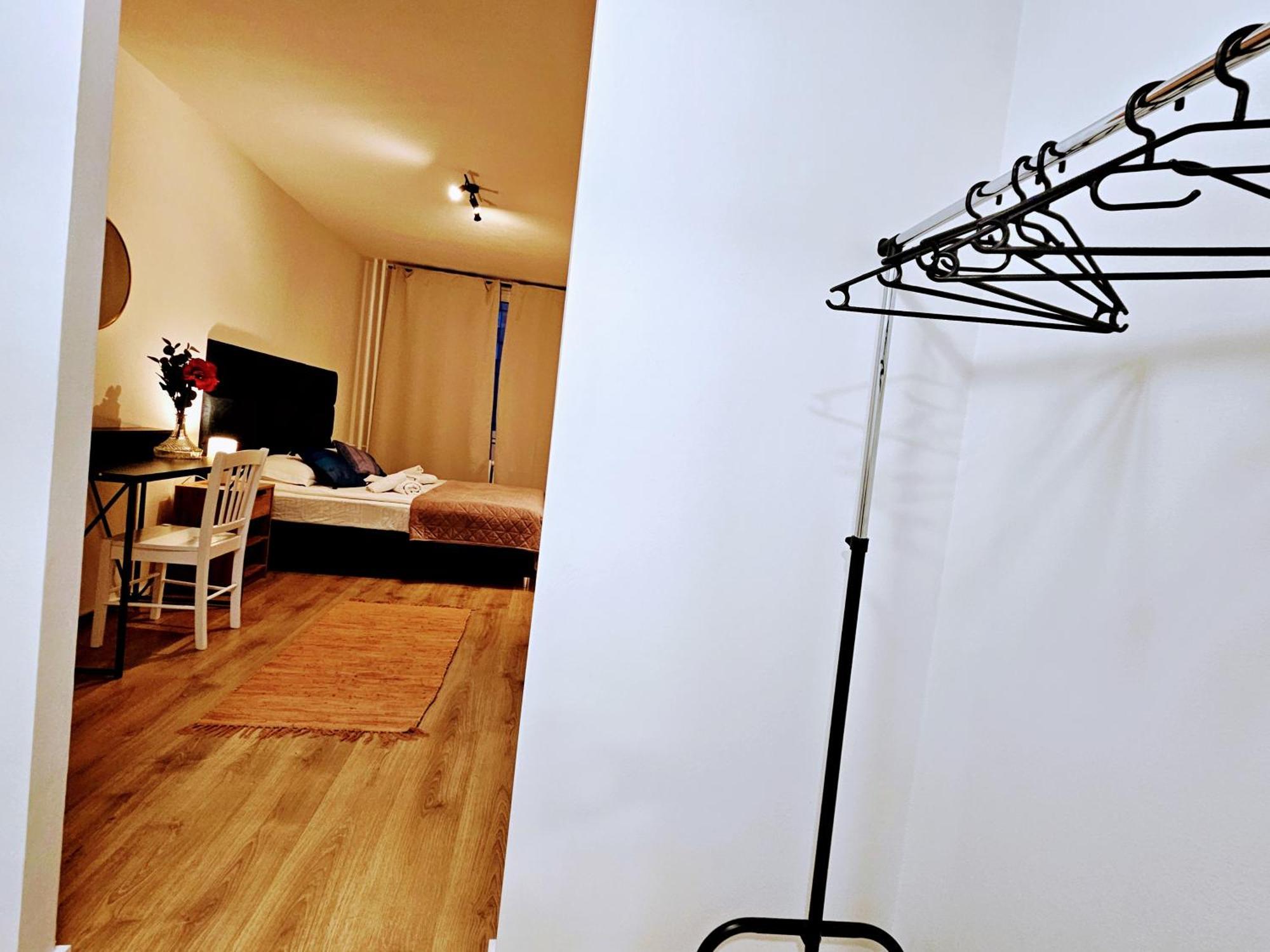 Live-inn 2 Bdr Family For 1-8 Guests, 20 Mins To Center, Lift, Gym, Reception, Parking, Roof Terrace, Game & Party Appartamento