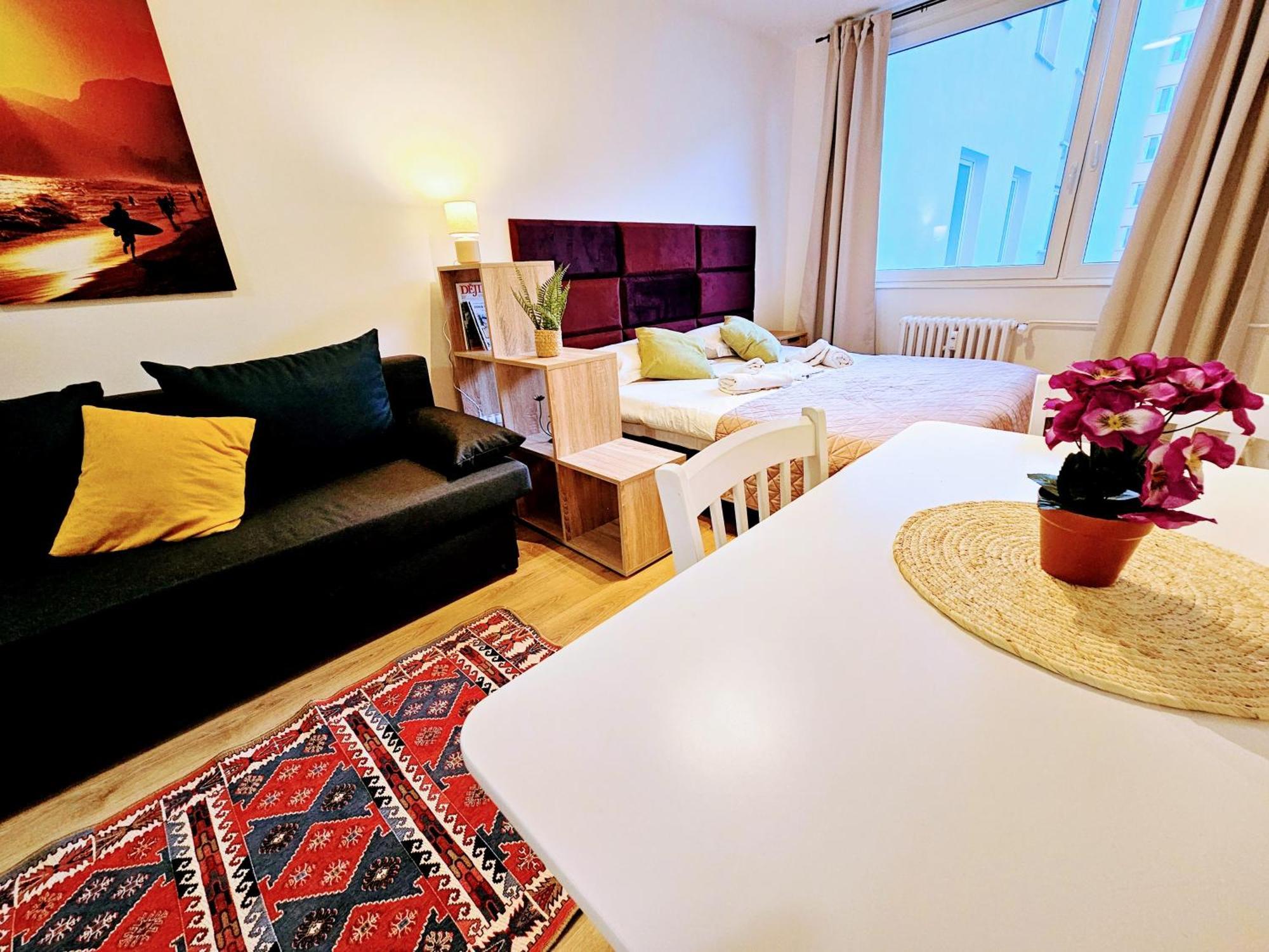 Apartament Live-inn 2 Bdr Family For 1-8 Guests, 20 Mins To Center, Lift, Gym, Reception, Parking, Roof Terrace, Game & Party Praga
