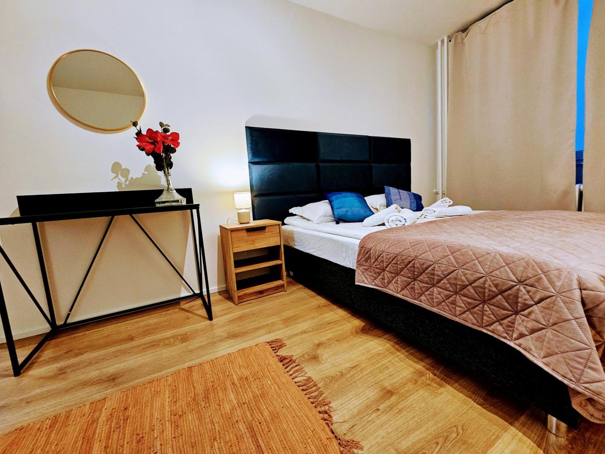 Live-inn 2 Bdr Family For 1-8 Guests, 20 Mins To Center, Lift, Gym, Reception, Parking, Roof Terrace, Game & Party * Praga