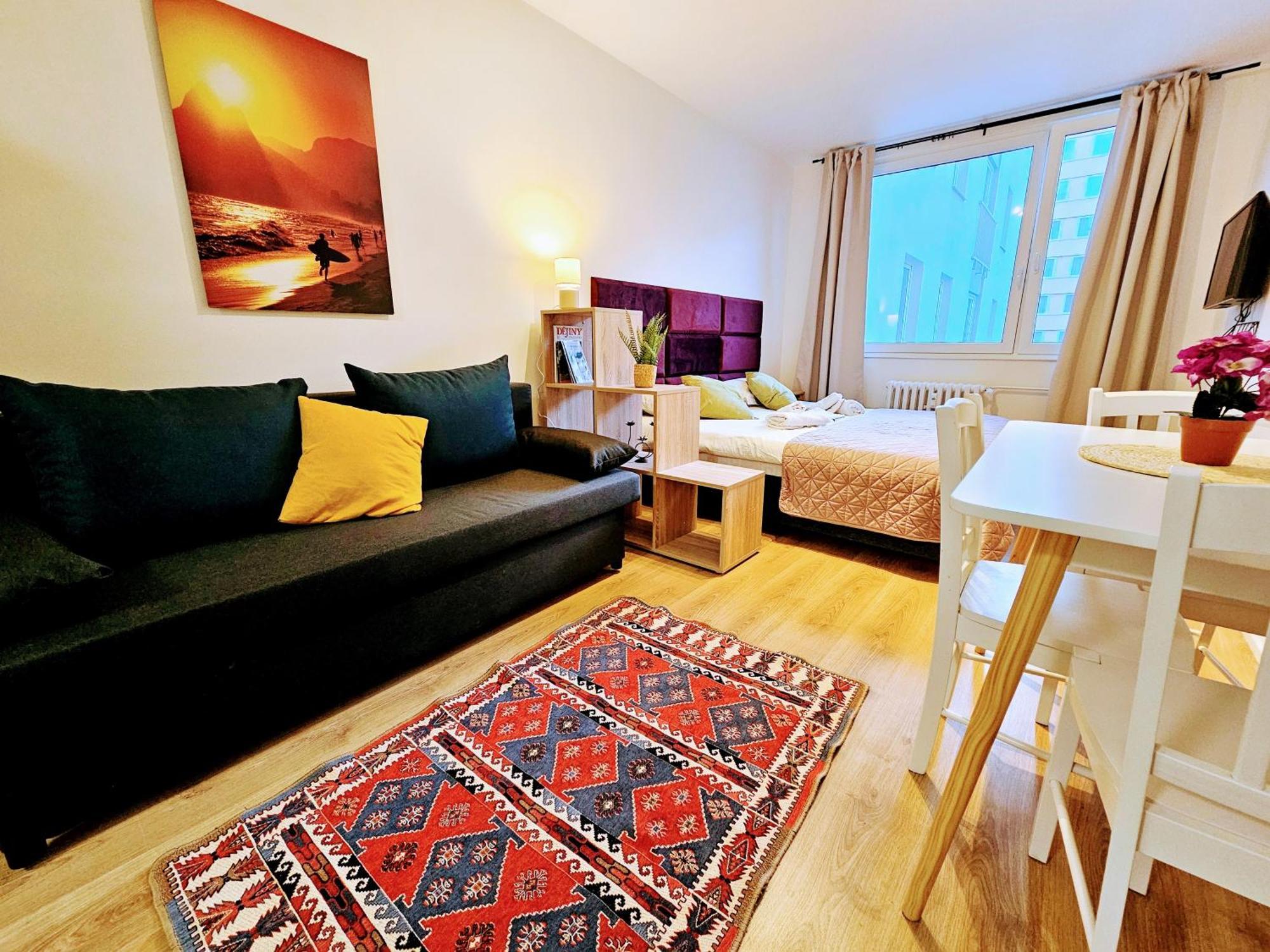 Apartament Live-inn 2 Bdr Family For 1-8 Guests, 20 Mins To Center, Lift, Gym, Reception, Parking, Roof Terrace, Game & Party Praga